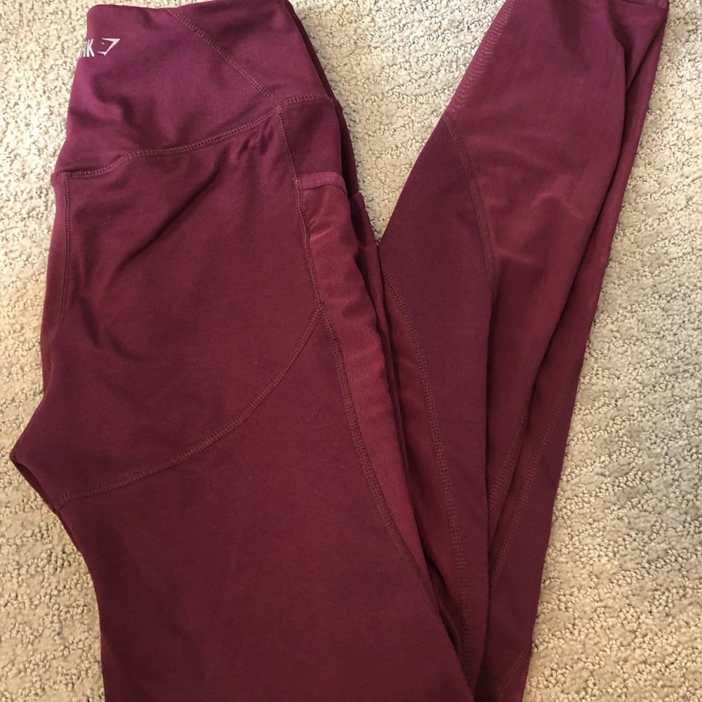 GYMSHARK leggings with pockets and sheer bottoms